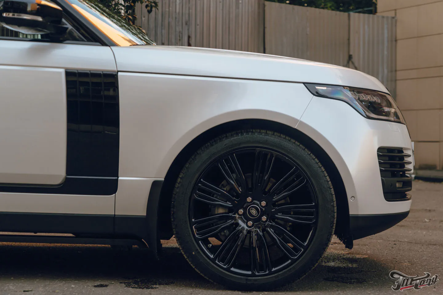 Range Rover Vogue SE в шикарном перламутровом виниле!